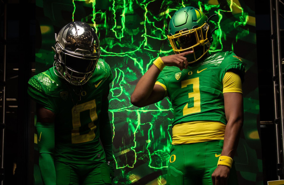 2024 QB Michael Van Buren (3) poses with 2024 Oregon WR commit Jordan Anderson (0) during a visit to Oregon. 